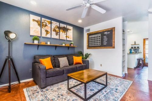 West University Apartamento | 2BR Hideaway with Patio Springtime in Downtown
