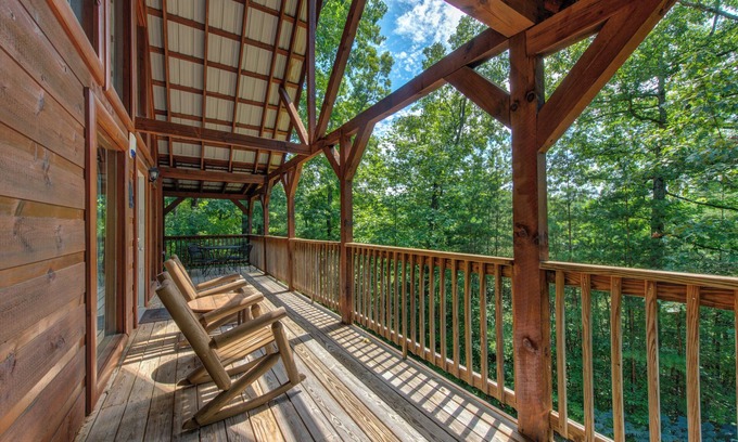 Caton Cabina | 2BR, Hot tub, games, free attraction tickets!