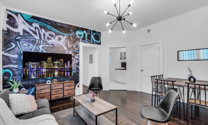 Edgewater Apartamento | 2BR in Edgewater + Free Parking, 12min to Ocean #6