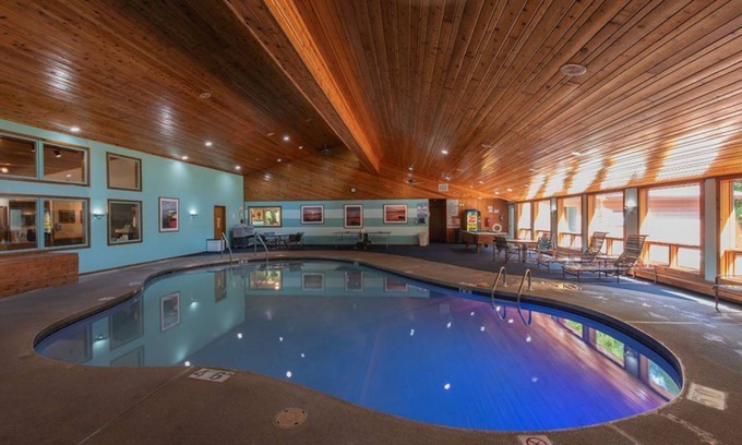 Baileys Harbor Condominio | 2BR Lakefront Condo: Sauna, Indoor Pool, & Balcony