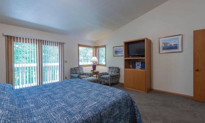 Baileys Harbor Condominio | 2BR Lakefront Condo: Sauna, Indoor Pool, & Stunning Views