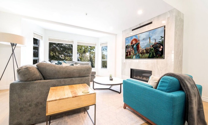 Blueberry Hill Condominio | 2BR + Loft | King Bed w/ Ensuite & Walk-in Closet | Communal Hot Tub & Sauna | Private Balcony