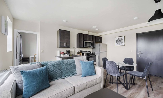 New Center Detroit Apartamento | 2BR Luxury Suite Near Henry Ford