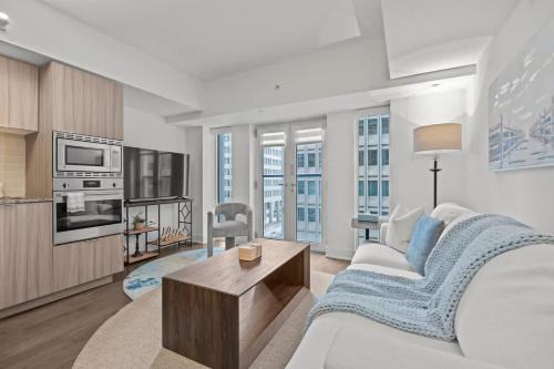 Bay Cloverhill Apartamento | 2BR Modern Condo with City Skyline Views & Pool