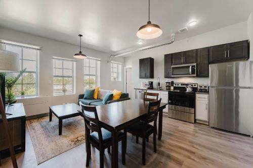 New Center Detroit Apartamento | 2BR Modern Retreat Near Henry Ford