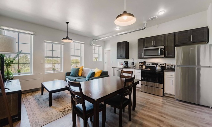 New Center Detroit Apartamento | 2BR Modern Retreat Near Henry Ford