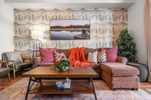 Canmore Chalet De Esquí | 2BR Mystic Springs Escape with BBQ, Pool, Hot tub
