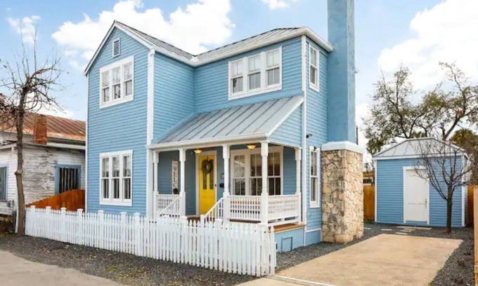 Southtown Casa | Vacation Home 2BR w/ BBQ-Hot Tub-Fire Pit & Deck