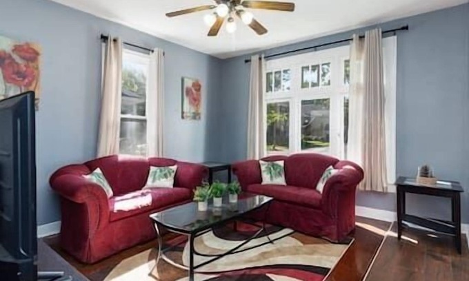 Aurora Apartamento | 2BR+Office Apt. Near Metra, I-88 & Naperville