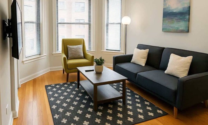 Boystown Apartamento | 2BR on N Halsted St: Lakeview Living