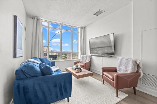 Etobicoke Casa | 2BR Penthouse Views of Toronto, Pool and Sauna
