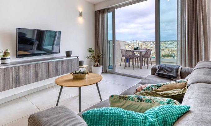 Pieta Apartamento | 2BR Penthouse with views overlooking Pietà Marina!