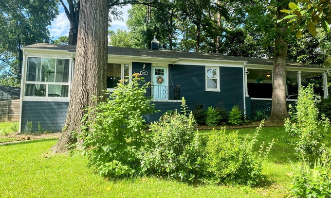 Charlotte Casa | 2BR - Pet-Friendly - Private Fully Fenced Yard - 5 mins Noda/Midwood!