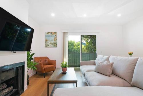 Van Nuys Apartamento | 2BR Plus Bonus Room and Pool Access Near Universal Studios