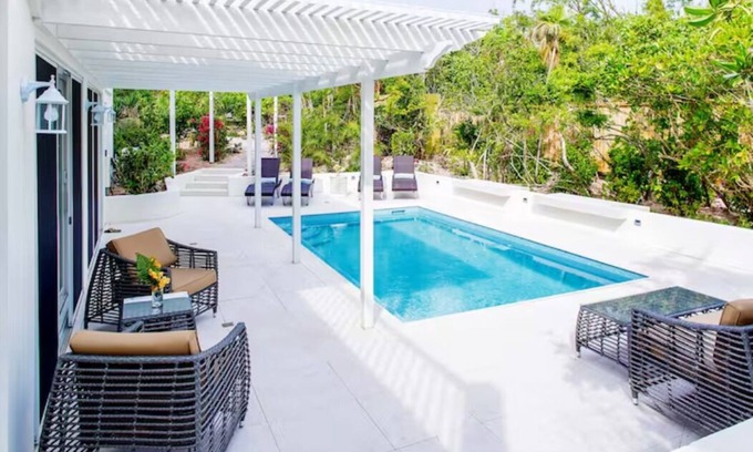 Long Bay Villa | Nuevo estreno de Esencia - En la playa - Vista al mar de 2 dormitorios - Piscina privada - Tiki Hut