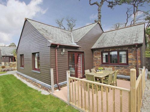 Par Casa | 2br-sleeps4-pool-freeparking-trenythonestate