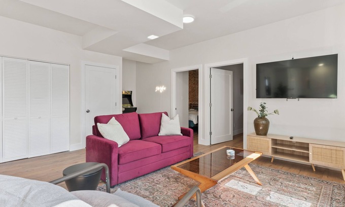 Soulard Apartamento | 2BR Soulard Apt—Sleeps 10, Golden Tee Arcade Fun