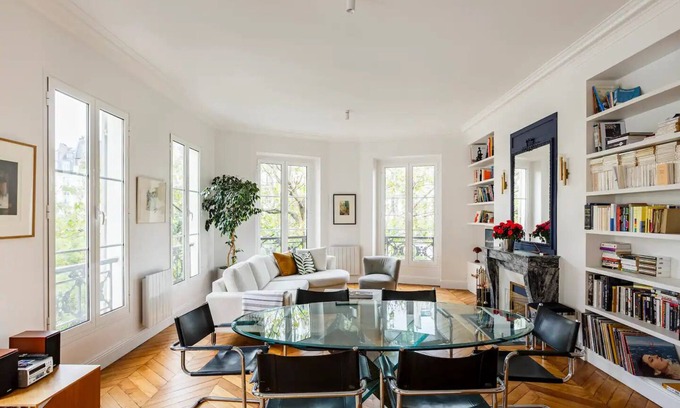 Quartier de la Porte-Saint-Denis Apartamento | 2BR Spacious and Bright Luxurious Flat With AC