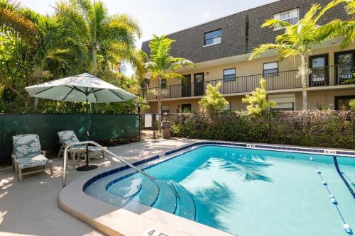 Indian Harbour Beach Casa | 2BR Stylish Retreat with BBQ Pool & Beach