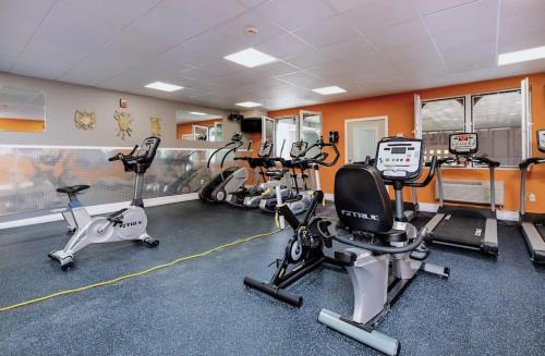 Grandville Apartamento | 2BR Suite at The Grand Castle Pool Gym & Parking