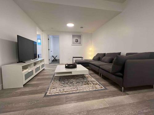 Keith Apartamento | 2BR Suite, Private Entry, Full Kitchen, Washer & Dryer, Free Parking, Smart TV with Netflix, High-Speed Wi-Fi, Self Check-In, Near Banff National Park