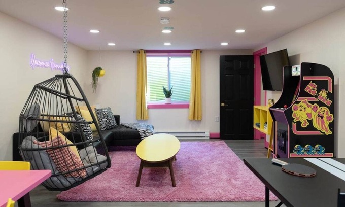Jeffersonville Apartamento | 2BR Suite @Smuggs w/sauna, hot tub, arcade & river