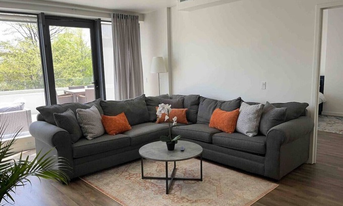 East Orange Apartamento | 2BR Suite w/patio near NYC train & Seton Hall