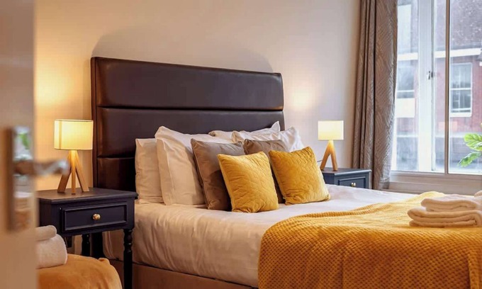 Newbury Apartamento | 2BR Town Centre with Fast Wi-Fi & + Sleeps 7!