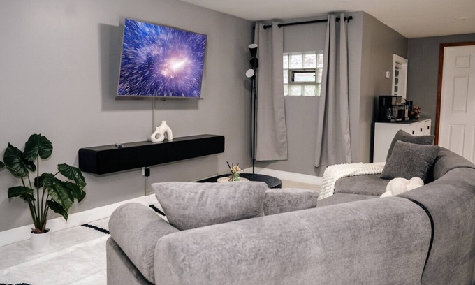 Cragin Casa | 2BR Traveler's Favorite, Modern and Clean