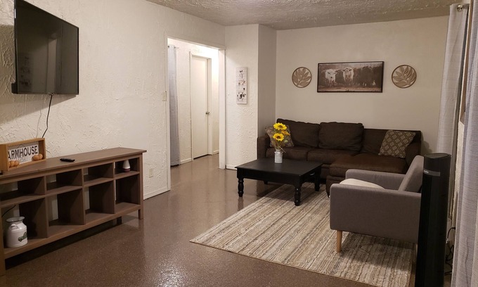 Rockford Casa | 2br updated private entrance upstairs