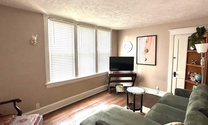 Bloomington Condominio | 2BR Upper Condo in Excellent Area
