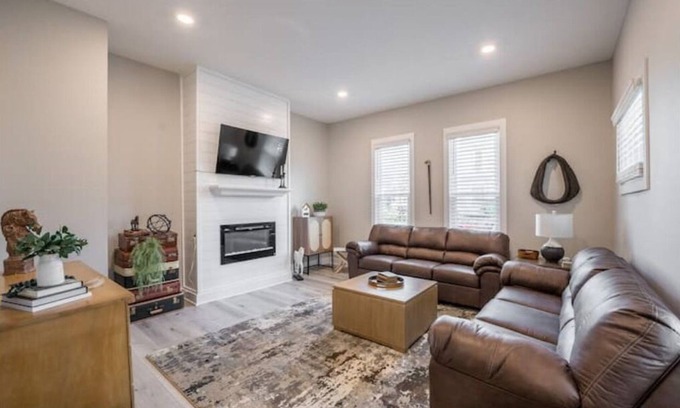 Troy Apartamento | 2BR Urban Oasis: Downtown Bliss