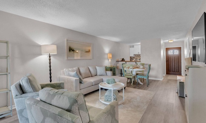 Winter Haven Condominio | 2BR Waterfront Condo w/ Pool access, Dock, Patio Views & 3 Miles from LEGOLAND