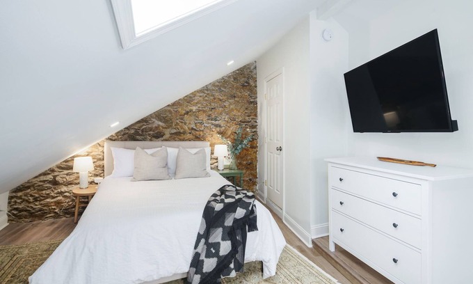 Manayunk Apartamento | 2BR with Balcony, Views & Parking