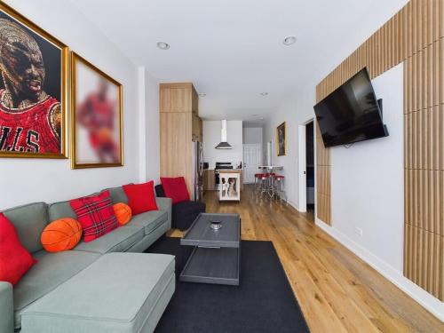 West Town Apartamento | 2BR with Onsite Parking and Laundry Just 4 Min to Downtown
