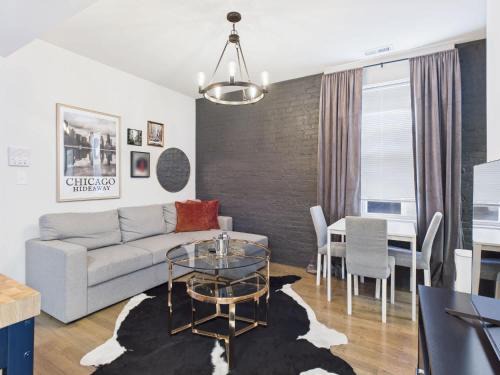Ukrainian Village Apartamento | 2BR with Soaking Tub Just 10 Min to Downtown