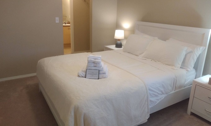Stony Plain Condominio | 2BR2Bath + Den Condo Near Westview w / UG parking