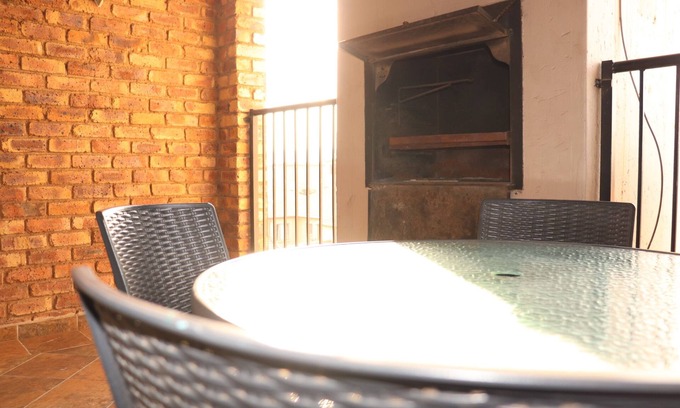 Bedfordview Apartamento | 2km from Bedford center and 3 km from East Gate mall, and 12km from Maboneng.