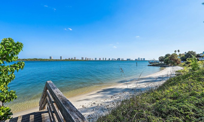 Florida North Atlantic Coast Casa | 2miles 2 Beach-2 King Beds-Mid-century Modern
