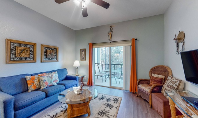 Bahama Bay Condominio | 2nd floor condo w/ basketball court, balcony, restaurant, near theme parks