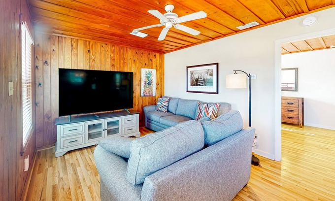 East End Cabaña | 2nd-floor dog-friendly cottage near the beach with deck, WiFi, outdoor dining