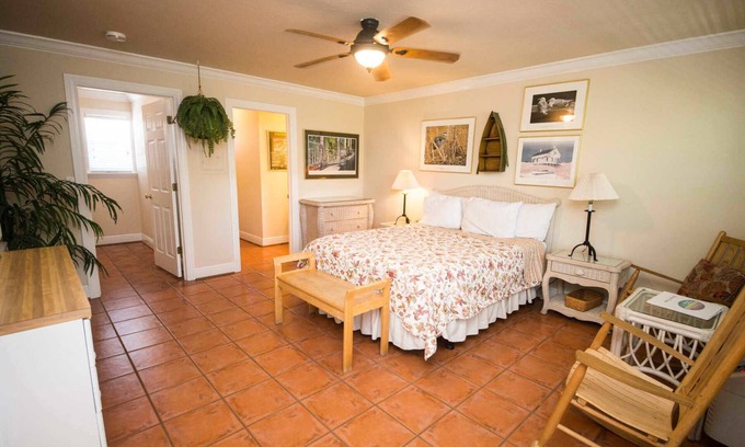 Bradenton Beach Hotel | 2nd floor hotel room. Pet Friendly