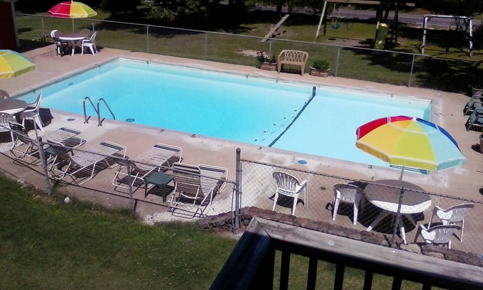 Indian Point Apartamento | 2do piso estudio junto a la piscina w / cocina pequeña