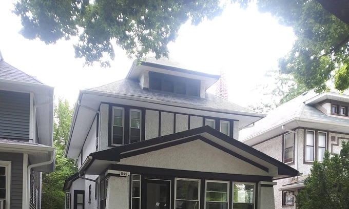 Oak Park Casa | 2nd floor unit w/ 2 bedrooms/ 1 bath/ kitchen a gym and a deck