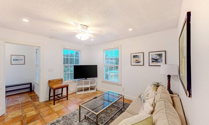 Old Northwood Cabaña | 2nd-story apartment with central AC & stackable W/D - near beach/attractions