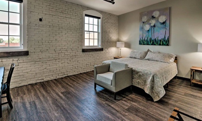 Hickory Casa | 2nd Street Inn Room #13