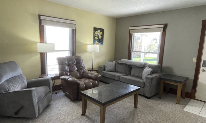 Bedford Casa | 3/1 Clean and Comfortable Home in Historic Bedford