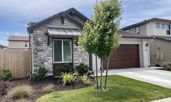 Lincoln Casa | 3/2 - Fully Furnished w/ Private Jacuzzi - Local Wineries, Breweries, Concerts