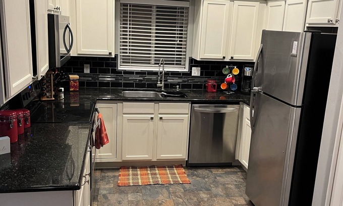 Eleven Mile Corner Casa | 3/2 Home in Peaceful Neighborhood close to Golf, Nature, Skydiving Pet-Friendly