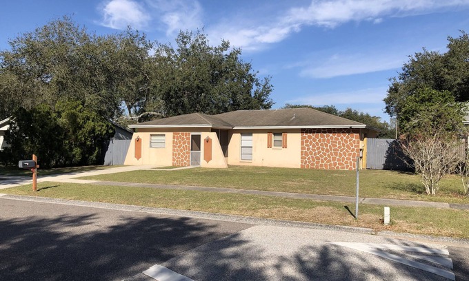 East County Civic Group Casa | 3/2 Modern Valrico Entire Home. Pet-Friendly!